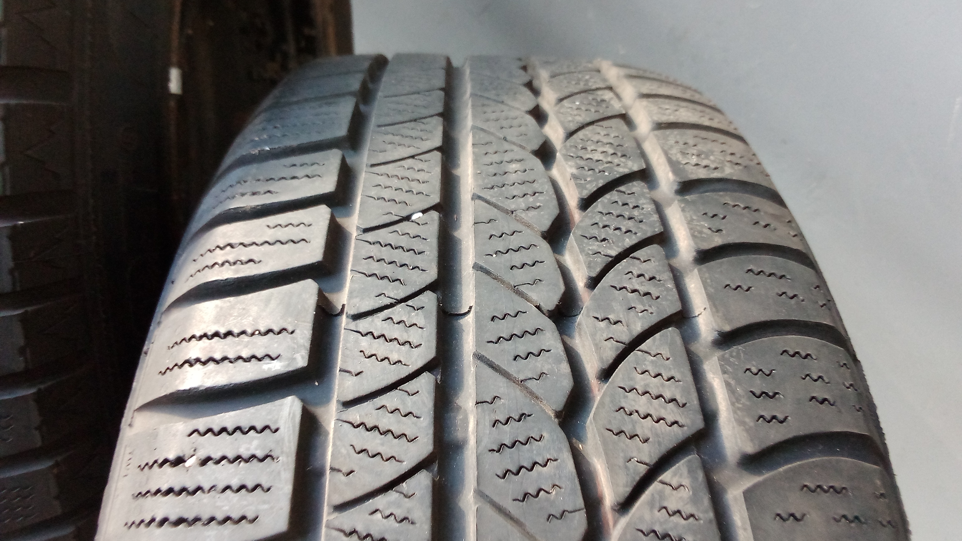 Mercedes W202 C-Klasse Stahlfelgen + Winterreifen + Radkappen 205 60 R15 95H #XH