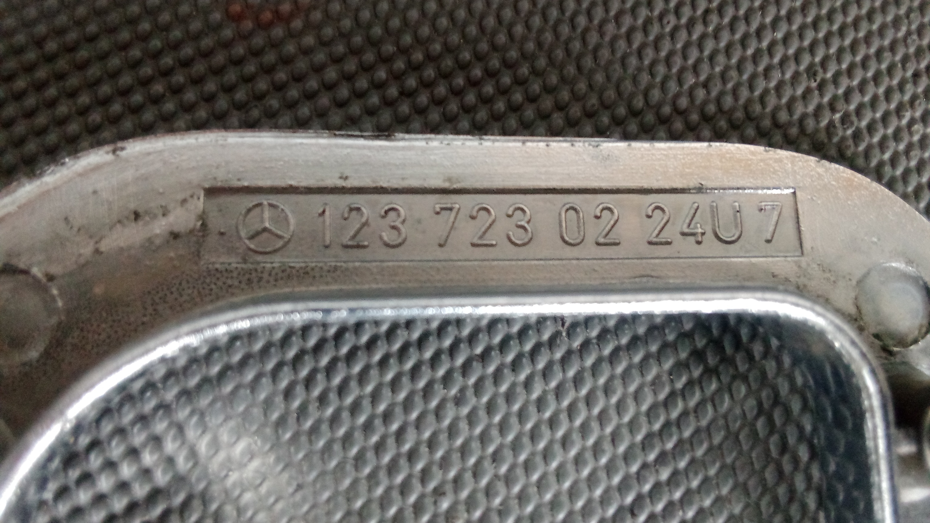 A1237230224 Mercedes W107 W123 W126 S-Klasse Abdeckkappe Rechts Chrom